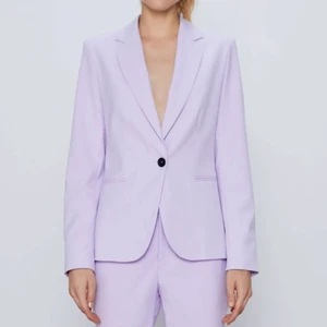 blazer - säljer denna snygga lite oversized balzern. jättefint skick eftersom den bara är använd 1 gång. storlek 38 🤍 (jättesnygg till fester)