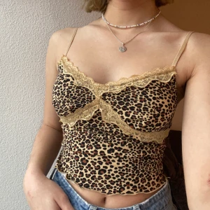 linne - Linne från Shein i storlek S, men skulle säga att det passar XS - mindre M. Använt en gång så i bra skick! Frakt INGÅR i priset❤️ HÖGSTA BUD: 90kr ink frakt🥰 Budgivning avslutas 21:00 18 November✨ BUDA I KOMMENTARERNA!!!!