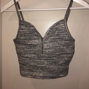 2 st linnen från hollister strl S - 2 st linnen från hollister i storlek S. Använda endast ett fåtal gånger. Säljer båda för 30 kr plus frakt, alltså 93 kr. Priset kan diskuteras. Stretchigt tyg med en croppad passform. Fler bilder kan skickas vid intresse.