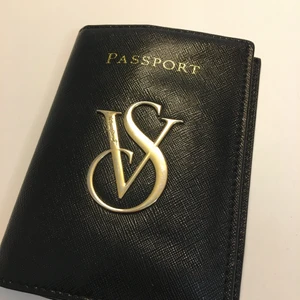 Victoria’s Secret passfodral  - Victorias secret passfodral, köpt för 5år sen och använd under resor. I använd skick, texterna är inte lika tydliga. Men VS är fast fortfarande. Inte uttöjd. Köpte i butik i london. Har ej kvitto eller kartong kvar. Kan skicka mot fraktkostnad 49:- spårbar Skicka lätt hem. Annars får man hämta i Råcksta 