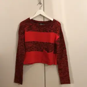 Rödrandig stickad tröja i fint skick. Storlek XS, men stor i storleken så passar även S/M. 100% akryl. 