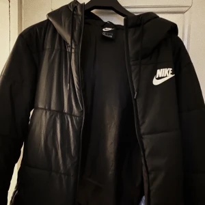 Nike Jacka som ny💕💕 - Snygg Nike jacka i storlek S. NYPRIS 1200kr!!!