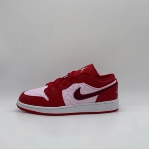 Jordan 1 low SE ”red quilt” - Fina oanvända jordans som är i en nyans av rosa med röda detaljer. Ovanligt att se dessa på stan vilket jag tycker gör dom så coola! ❤️❤️ bud atm: 1500kr