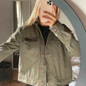  - Jätte cool grön jacka från pull and bear!