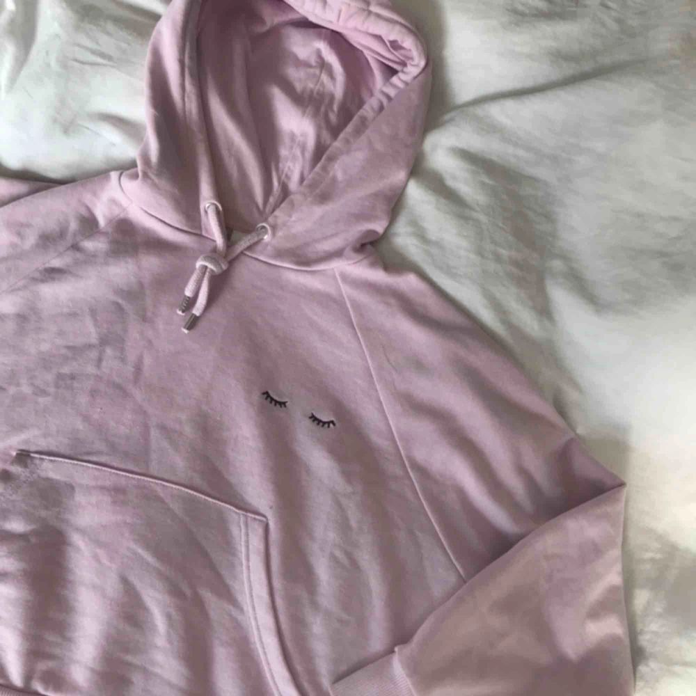 rosa hoodie från monki storlek M. 160 kr INKLUSIVE frakt💖 . Huvtröjor & Träningströjor.