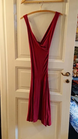 Längre tight klänning - Köpt på secondhand för flera år sedan. Jag har bara använt den några gånger. Skriv gärna till mig om du önskar fler foton! Betalning via swish. Köparen står för frakt om vi inte kan mötas upp i Stockholm.
