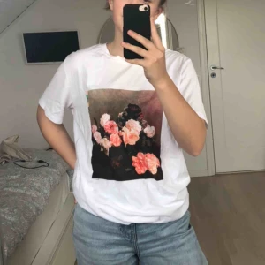  - Vit t-shirt med ett fyrkantigt tryck på framsidan🥵 Använd väl men i bra skick, det är en herrmodell så den är stor. Den är alltså L i herrstorlek💕 Alla plagg tvättas innan de fraktas och köparen står för frakten!