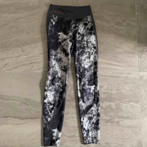  - Säljer dessa extremt bekväma träningsbyxor i strl 34. Man kan se spår av att de är använda (se sista bilden) men är i bra skick annars. Säljer pga att de är för små😊 Jättebra passform och stretchigt material. Frakt ingår ej i priset💖💖 