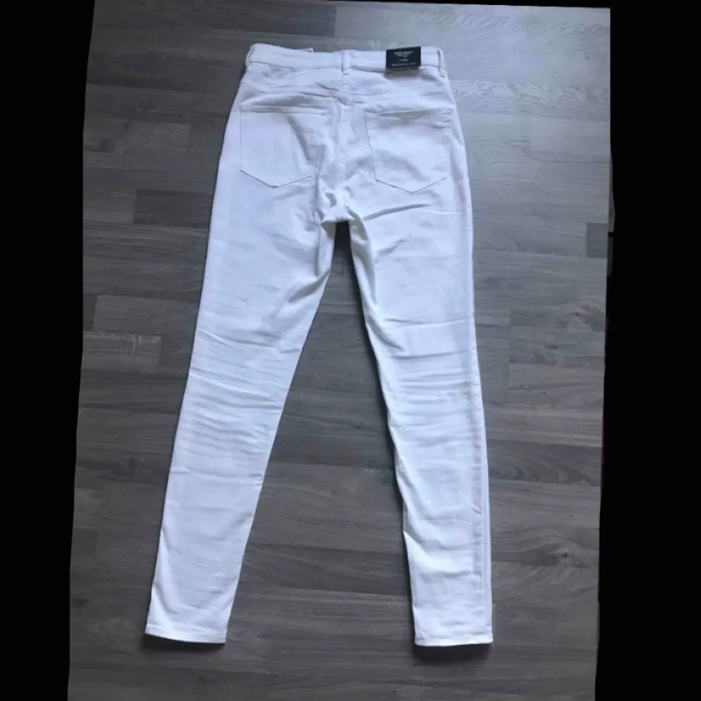Hittade ett par vita high waist jeans jag beställde för länge sen som nu blivit för tajta. Har endast testat byxorna och dem är därmed inte använda. . Jeans & Byxor.