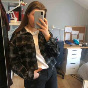  - Skitsnygg rutig skjortjacka, passar till ALLT!  Storlek S! Frakt ingår!