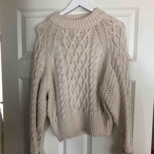  - Beige stickad tröja från H&M. Inte alls stickig utan väldigt mjuk. Nypris 299kr 