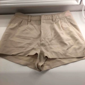  - Beiga shorts storlek 38 i fint skick.
