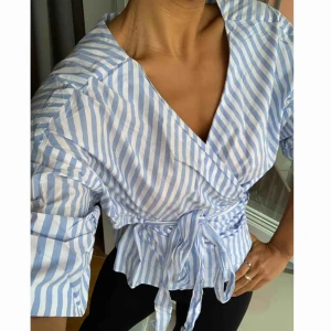  - Snygg randig omlott skjorta 👔 🌟 Står strl XL men jag är själv strl S. Beror på hur du vill att den ska sitta, den är snygg oversize tycker jag då du kan knyta åt den 💕