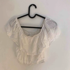  - Off the shoulder blus som är supersöt under sommaren och i tunna material. 