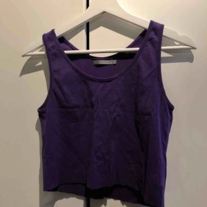  - Skit söta, (båda 40kr+42kr frakt) (ett linne 25+42kr)💜💕 har klippt själv dom är väldigt cropade