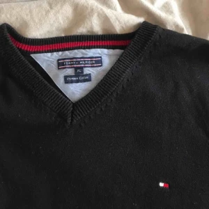  - Oversized Tommy Hilfiger tröja, är XL men sitter som en M super mjuk och skön, använd typ tre gånger så super fint skick! JAG BETALAR FRAKT 😊 bara å skriva om frågor/fler bilder mm😁💕💕PRUTA gärna