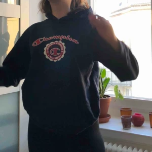  - Vintagehoodie från champion. Marinblå. Startpris: 300 kr. Köpare står för frakt. Buda i kommentarsfältet. Om ingen ingen budar högre på 2h = den är din. Återkommer snart om fraktkostnad.