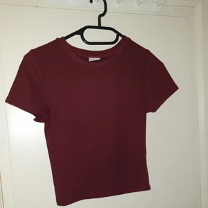 Ribbad topp  - Röd ribbad topp från Ginatricot i storlek S. Oanvänd. Skriv gärna ifall ni har frågor eller vill ha fler bilder❤