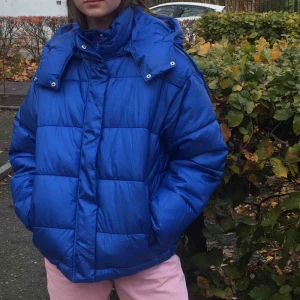 Puffer jacket - PUFFER JACKET från Monki. Strl XS. Betalning sker via swish:)) Frakt 63kr. Många intresserade så lägg gärna ett bud bland kommentarerna. Bud just nu: 410+frakt