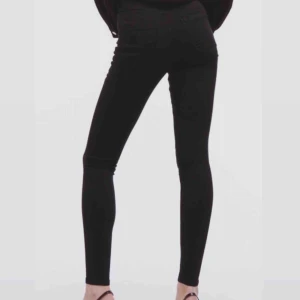  - Stretchiga stuprörsjeans i svart kulör. Hög midja & stora fickor. Modellen heter ’Molly’ och är en bästsäljare fr Gina Tricot. Använda ett fåtal gånger. Fint skick. 