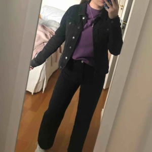  - As najs svart jeansjacka, väldigt stretchigt material men mer en S en M. Perfekt till våren 🤩 200 inklusive frakt 💕🥰