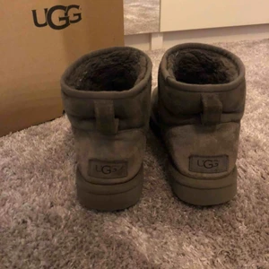  - Gråa slitna äkta UGGS! Rätt så slitna därav priset!  💀👩🏽‍🎤🧚🏽 Frakten ingår i priset!!