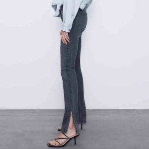  - Populära, slutsålda jeans från Zara! (De till vänster) Passar mig som har 36, ändats använda en gång☺️ bilden är lånad 