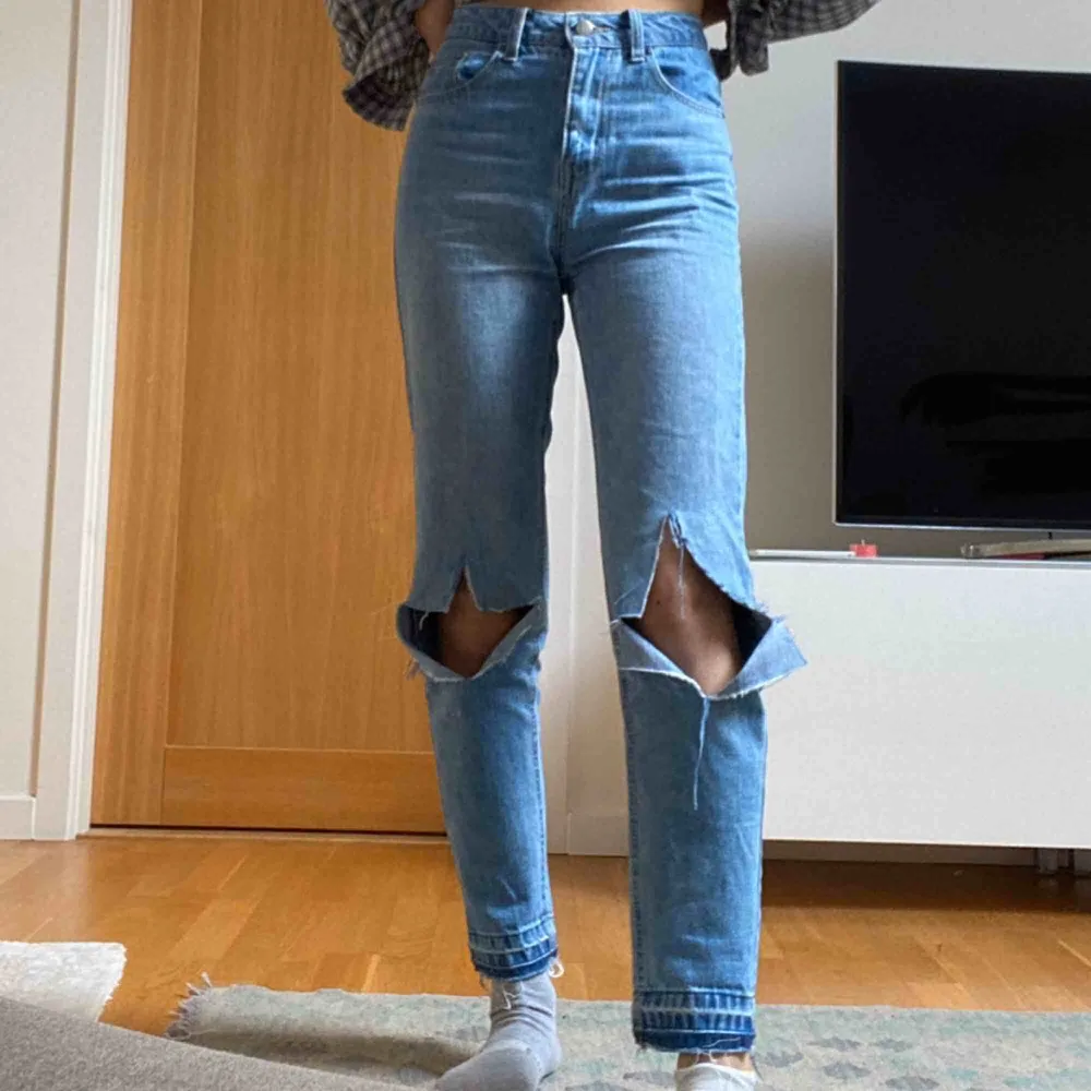 Jättesnygga raka jeans, egenklippta hål. 😊buda💕. Jeans & Byxor.