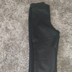 Kostymbyxor i glitter - Kostymbyxor i glitter från Ginatricot i storlek XS. Oanvända. Skriv gärna ifall ni har frågor eller vill ha fler bilder❤