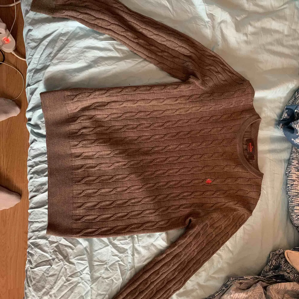 brun kabelstickad tröja från Morris, nypris 1300kr använd väldigt sällan och har ej behövts tvättas ofta. . Tröjor & Koftor.