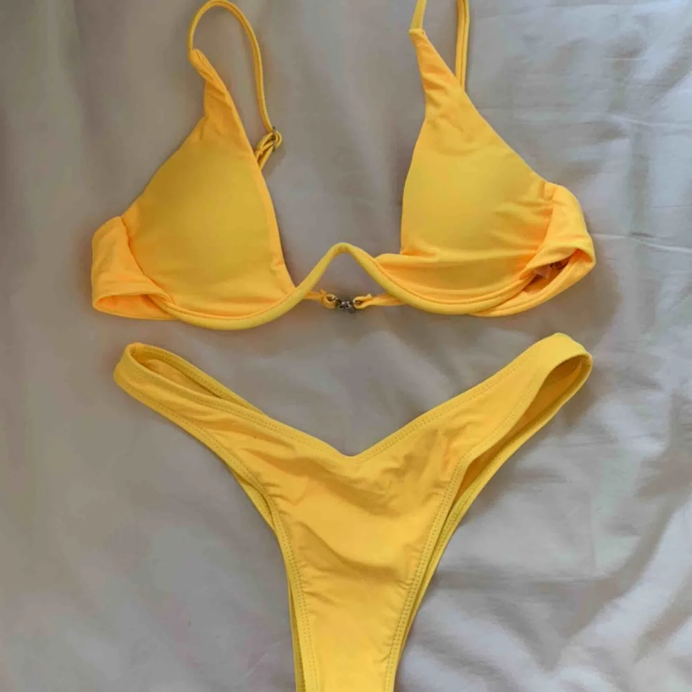 Helt ny bikini från Shein i en stark gul färg🦋 när jag beställde därifrån tog jag för liten storlek i bikinisen så därav säljer jag denna med då överdelen inte passar mig. Det är en mindre bikinitrosa är högre i midjan. Frakt tillkommer🧚🏽‍♀️. Toppar.