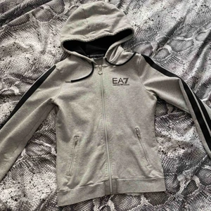  - Äkta Ea7 Armani tröja  Storlek xs Knappt använd 