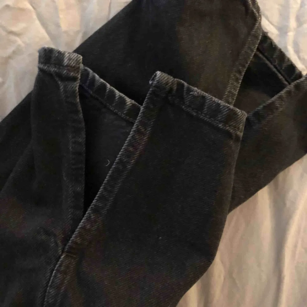 Svarta jeans med slits från Pull&Bear, liknar dom populära från Zara! Storlek 32 men skulle passa en 34/liten 36a också tror jag. Jag är 168cm och dom är långa på mig, buda💕 möts upp i Stockholm och står inte för frakt!. Jeans & Byxor.