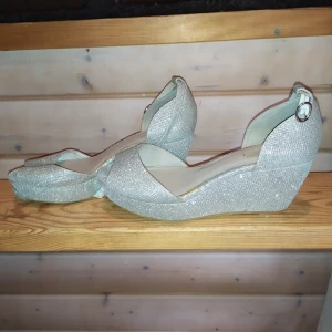 Glittriga kilklackar 39 - Superfina, med spänne och fint skick i sin helhet utom framspetsen.