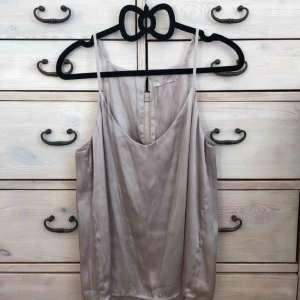  - Ljusgrått jättefint linne från Wera, storlek 34. Pris inkl frakt. Satin. 100 % polyester. 