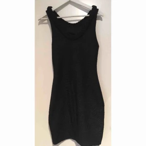 Svartklänning strl S - Svartklänning Storlek S  Hämtas i Bromma eller skickas, köparen står då för frakt 