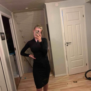  - En svart skitsnygg klänning som aldrig är använd. Nypris 200 kr. Jag har vanligtvis S men passar även mig:) 