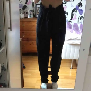  - Svarta kostymbyxor med knytband rund midjan. Superfina men alldeles för stora för mig