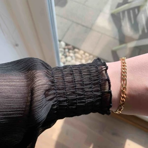  - Jättefin klänning från other stories. Passar till vardags med en tröja över. 