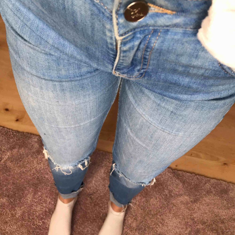 Blåa jeans från bikbok i fint skick. . Jeans & Byxor.