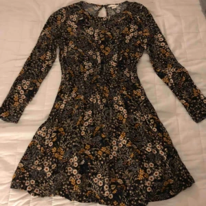  - Supersöt klänning till sommaren. Öppen i nacken. Aldrig använd. 