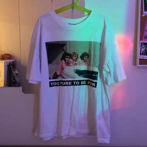  - Grease tröja med quote från filmen och ”logga” på ryggen. Köpt från Zara. Använd typ en gång så jättebra kvalitet!