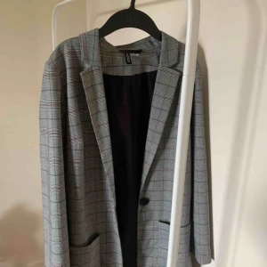  - Oversized blazer, köpt på PLICK men knappt använd. Frakt ingår i priset! 