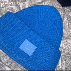 Acne  -  acne mössa som är i bra skick