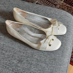 Vita lackballerinas - Söta lackballerinas, stilrena vita. Använda 1 gång så i toppenskick. Köpare står för frakt.