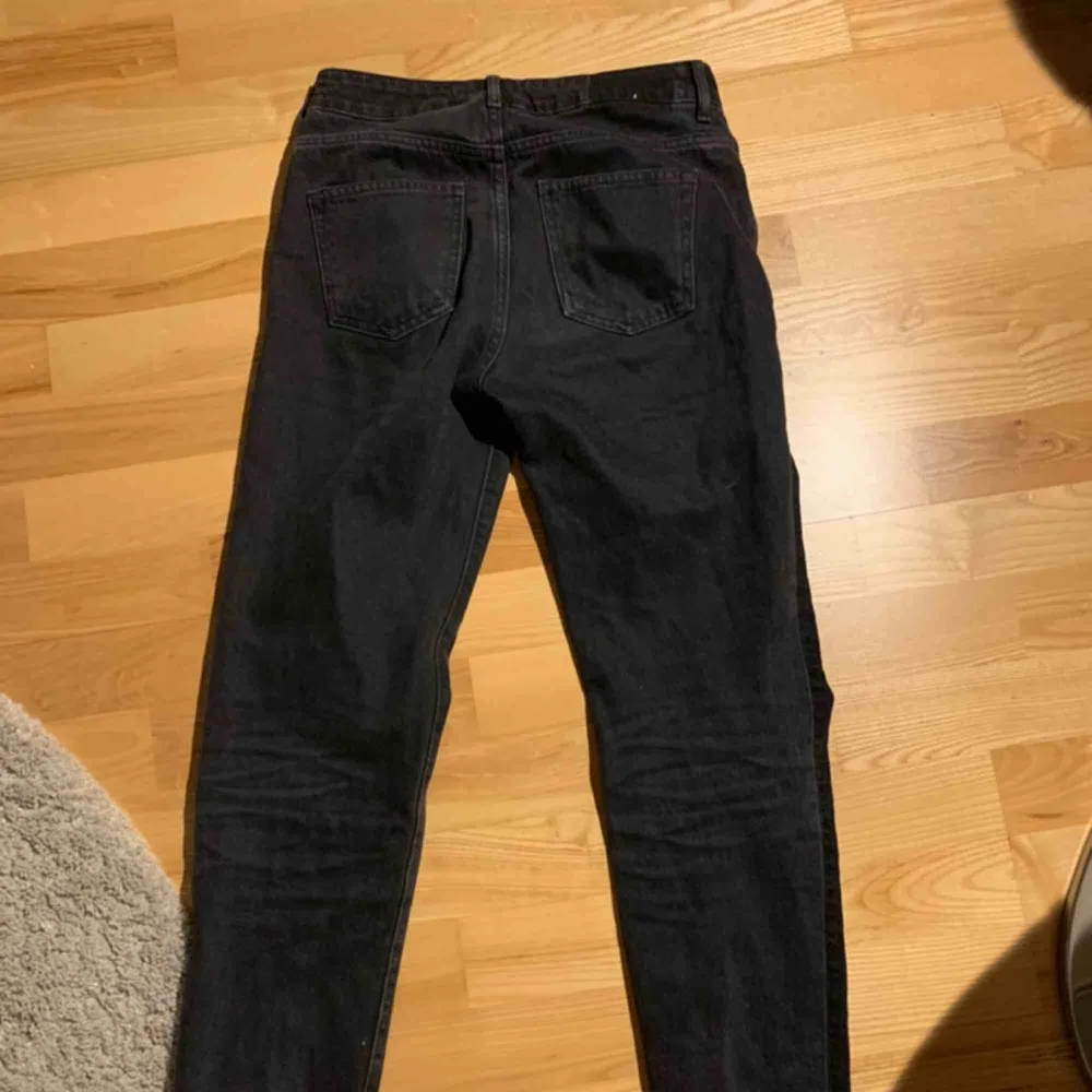 Fina jeans från hm som har grå och svart tyg som byter på framsidan, säljer då dem är för små och köpa på shpock i bra skick, kan frakta eller mötas upp. Jeans & Byxor.