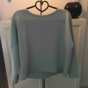  - Nästan aldrig använd, färgen är mintgrön och storlek S. 