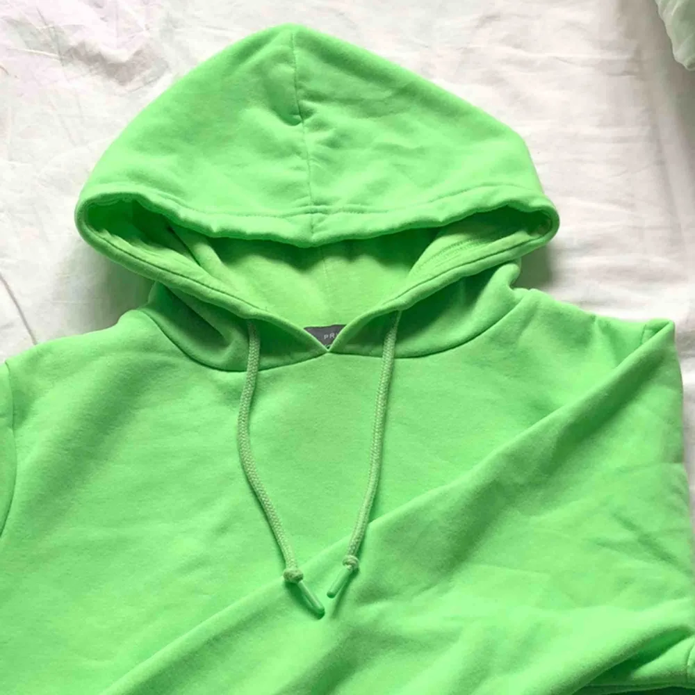 Neon/ljusgrön hoodie med mjuk insida💚Passar xs-M. Frakt tillkommer. Hoodies.