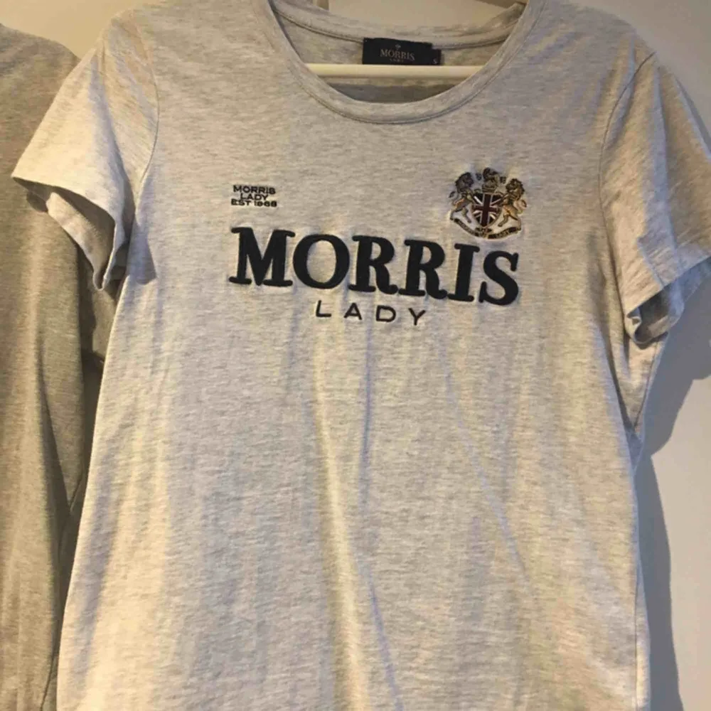 Morris T-shirt Köpt för 700kr på Åhléns Helt ny . Blusar.
