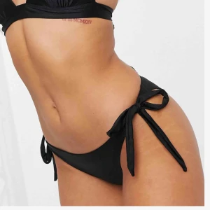  - Helt oanvända bikinitrosor från South Beach i storlek 38, köpta på ASOS. Råkade beställa i fel storlek och är dessvärre något stora för mig som har 32/34. Banden är justerbara och kan knytas så hårt man behöver, passar 36-42 🥰